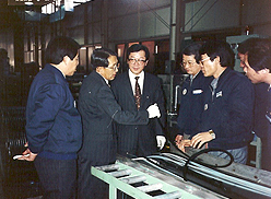 1998년 임원과 직원간의 공장에서의 대화 모습